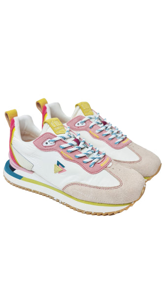 Bright, gourmand hues adorn this pair of Lenox for a stunning summer style. You'll love the contrasting seams that give this trainer its originality. With light jeans, flowing pants or a long skirt, they're the perfect match for any look.