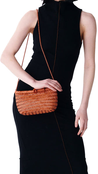 The Dragon Diffusion Minsu bag is a miniature version of a traditional basket, offering the same practicality and convenience. Its shoulder strap allows you to carry it with ease wherever you go. For added security, we have added a closure with two leather straps to keep your belongings safe and sound. The shoulder strap is not removable but can easily be hidden inside the bag.