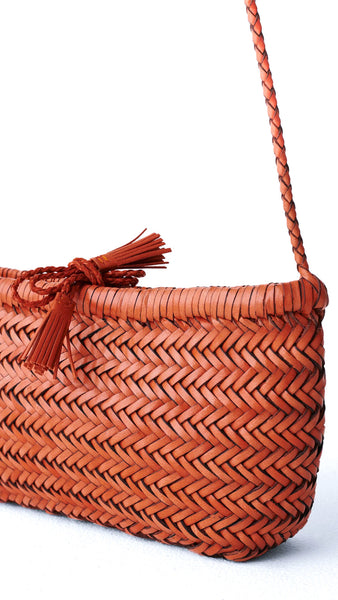 The Dragon Diffusion Minsu bag is a miniature version of a traditional basket, offering the same practicality and convenience. Its shoulder strap allows you to carry it with ease wherever you go. For added security, we have added a closure with two leather straps to keep your belongings safe and sound. The shoulder strap is not removable but can easily be hidden inside the bag.
