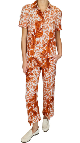 This fun print t-shirt in tropical orange print will add a splash of colour and energy to any outfit. Express your unique style and stand out from the crowd with this eye-catching shirt. For the ultimate summer look, wear with matching Purotatto Toile de Jouy pants