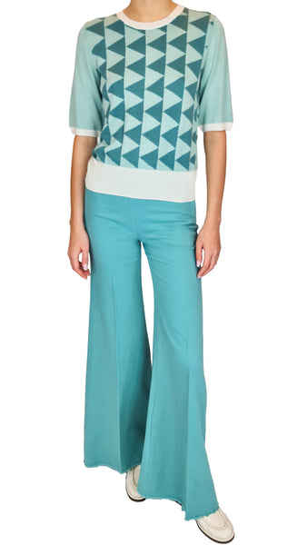 Crafted using a blend of silk and cashmere, this beautiful geometric top in stunning shades of teal not only adds a stylish touch to any outfit but also offers a soft and comfortable fit. Indulge in the ultimate luxury and style with this short-sleeved sweater.