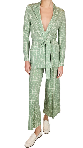 From beach to evening, these SIYU pants effortlessly transition you from a day of sun to a night of fun. Start with your bikini top and add the matching blazer for a complete, stylish look. Perfect for a day of adventure and a night of relaxation.