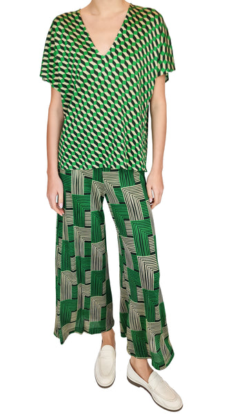 Elevate your wardrobe with these SIYU pique pants. These floaty green print trousers, made of heavy viscose, exude effortless elegance and provide a comfortable fit.
