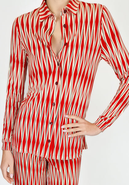 This fitted button-up shirt features a striking red and beige bold print that will make you stand out in any crowd. Make a statement and stay comfortable in this unique and eye-catching shirt. Wear together with the SIYU Red Floyd pants for the ultimate head-to-toe look.