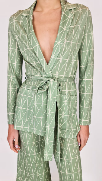 Elevate your wardrobe with this SIYU jacket. Create a sophisticated look by pairing it with the matching trousers, or dress it down with jeans and a t-shirt. Versatile and stylish, this jacket is a must-have for any fashion-forward individual.