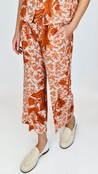 Made from soft linen and featuring a vibrant tropical orange print, these fun trousers are perfect for all the summer days. Pair them with the matching top for a complete look that will make you stand out.
