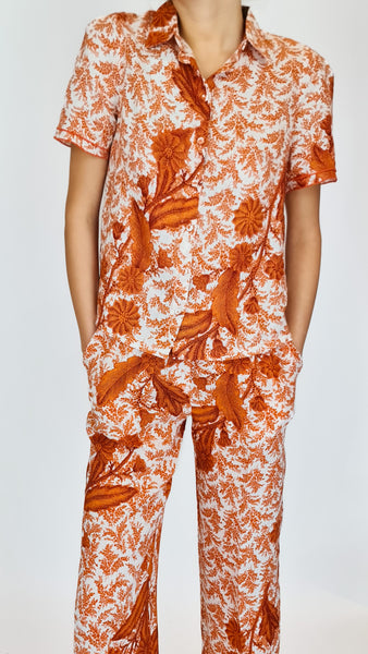 This fun print t-shirt in tropical orange print will add a splash of colour and energy to any outfit. Express your unique style and stand out from the crowd with this eye-catching shirt. For the ultimate summer look, wear with matching Purotatto Toile de Jouy pants