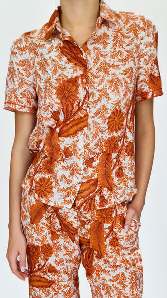This fun print t-shirt in tropical orange print will add a splash of colour and energy to any outfit. Express your unique style and stand out from the crowd with this eye-catching shirt. For the ultimate summer look, wear with matching Purotatto Toile de Jouy pants