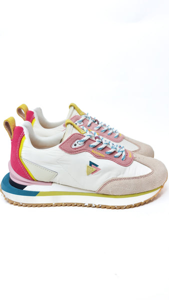 Bright, gourmand hues adorn this pair of Lenox for a stunning summer style. You'll love the contrasting seams that give this trainer its originality. With light jeans, flowing pants or a long skirt, they're the perfect match for any look.