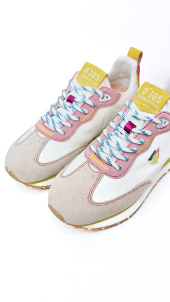 Bright, gourmand hues adorn this pair of Lenox for a stunning summer style. You'll love the contrasting seams that give this trainer its originality. With light jeans, flowing pants or a long skirt, they're the perfect match for any look.