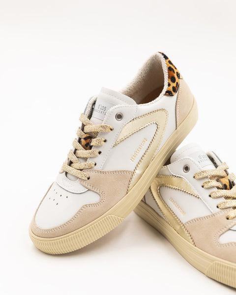 The 0-105 Julia with the iconic boomerang, this time in gold, matching the laces that contrast nicely with the touch of leopard on the back. A detail that's sure to spice up even the simplest of looks.