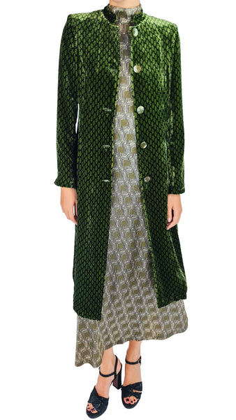 Elevate your evening ensemble with the Siyu Arezzo Silk Velvet Green Dress Coat. Featuring a textured geometric pattern, Mandarin collar, and mother-of-pearl buttons for timeless luxury.
