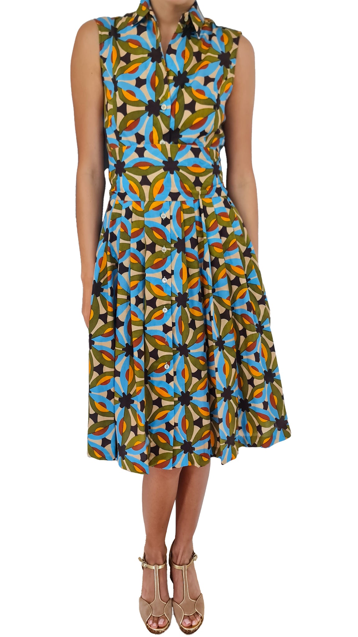 A Caliban favourite shape for every occasion, this flattering sleeveless midi dress features a vibrant tile print that will make you stand out in any crowd. The pleated design adds dimension and movement to your look. Upgrade your wardrobe with this must-have statement piece!