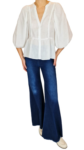 <p>Made with luxurious white linen, this blouse features charming peplum detail and elegant puffy sleeves. Perfect for any occasion, it's a must-have for this summer.</p> <p data-mce-fragment="1">This garment is the result of a careful selection of the very finest natural threads, and has undergone no chemical treatment.</p>