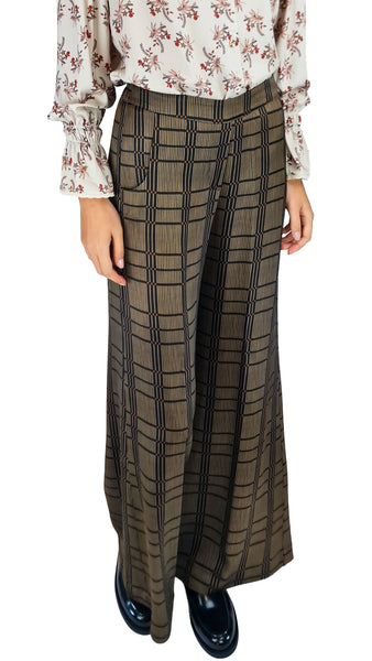 Siyu Geometric Grid Viscose Wide-Leg Trousers | Luxury Winter Pants
Step out in chic tailoring with the Siyu Geometric Grid Viscose Wide-Leg Trousers. Crafted with a high waist, fluid wide-leg silhouette, and rich olive grid pattern for winter.
 Siyu geometric trousers, olive grid wide leg pants, luxury viscose check pants, designer high waist winter trousers, geometric plaid wide leg trousers.