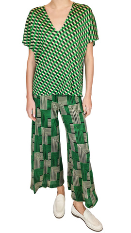 Elevate your wardrobe with these SIYU pique pants. These floaty green print trousers, made of heavy viscose, exude effortless elegance and provide a comfortable fit. 