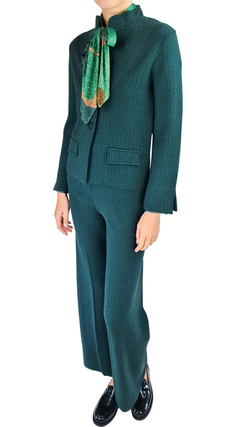Siyu Teal Woven Merino Wool Stand-Collar Jacket | Luxury Wool Blazer
 Elevate your winter tailoring with the Siyu Teal Woven Merino Wool Stand-Collar Jacket. Featuring a refined Mandarin collar, micro-check knit texture, and structured pockets for formal events.
Siyu merino wool jacket, teal stand collar blazer, luxury green wool suit jacket, designer structured knit blazer, winter formal wool jacket.