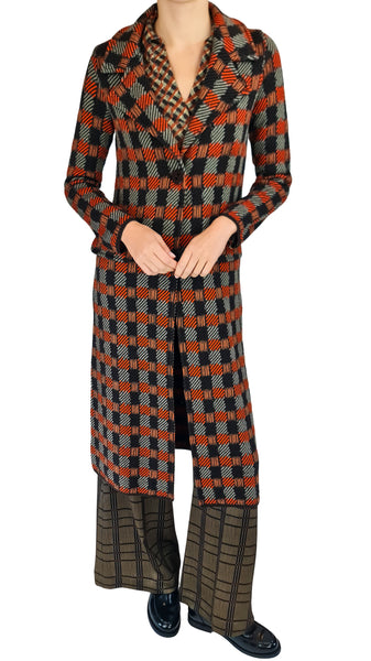 Siyu Pavana Merino Wool Checkered Long Coat Cardigan | Luxury Duster
Stand out in the Siyu Pavana Merino Wool Checkered Long Coat Cardigan. Featuring a burnt orange and sage green geometric grid, notched lapel, and single-button closure for winter layering.
Siyu Pavana coat cardigan, checkered merino wool duster, luxury orange and sage cardigan, designer long wool coatigan, winter knit duster coat.