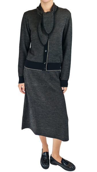 Siyu Knit Trama Merino Wool Cardigan | Luxury Scarf Detail Knitwear   
Experience supreme comfort in the Siyu Knit Trama Merino Wool Cardigan. Crafted with a micro-grid weave and chic scarf detail. Shop designer knitwear now.   
Siyu merino wool cardigan, trama knit sweater, luxury wool cardigan with scarf, designer knitwear women, grey merino cardigan