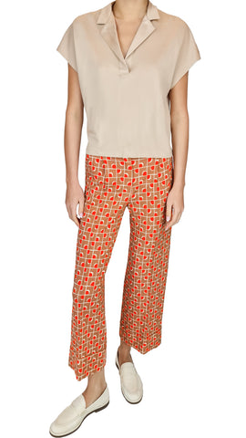 These stylish SIYU print trousers feature a pop of bold orange on a neutral beige and nude background. The flattering cropped design adds a touch of sophistication to any outfit. Stand out in style and confidence with these eye-catching trousers!