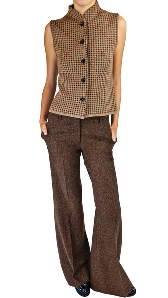 Siyu Houndstooth Merino Wool Knit Gilet | Luxury Wool Vest
Elevate cold-weather layering with the Siyu Houndstooth Merino Wool Knit Gilet. Featuring a high stand collar, tortoiseshell buttons, and a classic brown houndstooth pattern.
Siyu merino wool gilet, houndstooth knit waistcoat, luxury brown wool vest, designer sleeveless knit top, winter stand collar gilet.