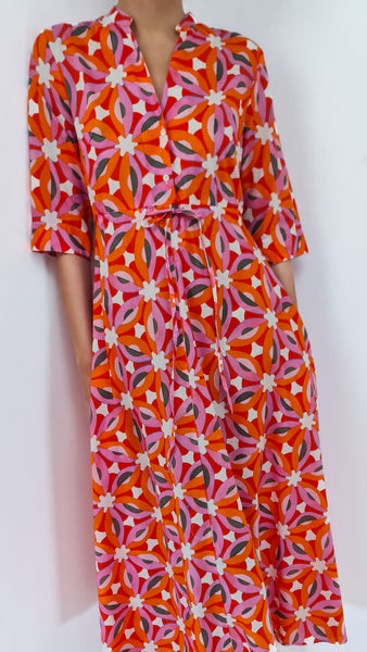 Crafted with the finest cotton, this midi dress features a soft and elegant geometric print in a stunning peach and pink hue. Perfect for any occasion, it's the perfect addition to your wardrobe. Embrace your summer style in this must-have dress!