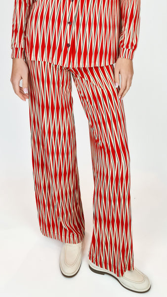 Combining bold red and neutral black and beige, these floaty print trousers are a versatile and eye-catching addition to any wardrobe. Make a statement and stand out from the crowd with this awesome pair! Wear together with the matching SIYU Red Floyd shirt for the ultimate head-to-toe look.