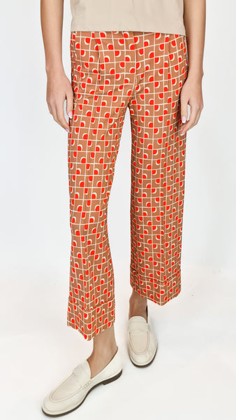 These stylish SIYU print trousers feature a pop of bold orange on a neutral beige and nude background. The flattering cropped design adds a touch of sophistication to any outfit. Stand out in style and confidence with these eye-catching trousers!