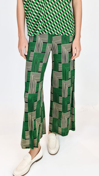 Elevate your wardrobe with these SIYU pique pants. These floaty green print trousers, made of heavy viscose, exude effortless elegance and provide a comfortable fit. 