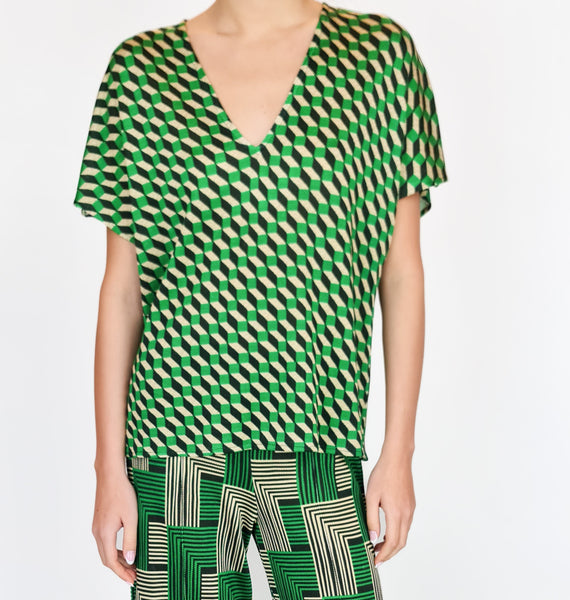 Experience effortless style and comfort with this SIYU top. This oversized t-shirt is made from heavy viscose for a luxurious feel and features a cool green print that adds a touch of character to any outfit. Upgrade your summer wardrobe with this must-have piece, and wear with SIYU Time Pique pants for the ultimate holiday look.