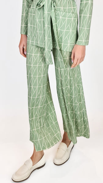 From beach to evening, these SIYU pants effortlessly transition you from a day of sun to a night of fun. Start with your bikini top and add the matching blazer for a complete, stylish look. Perfect for a day of adventure and a night of relaxation.