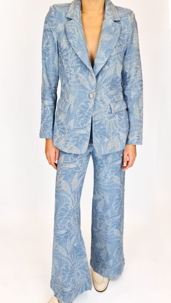 Crafted from light Italian denim, this Shaft Jeans blazer features a unique palm tree woven print that will turn heads. Perfect for any occasion, embrace the tropical vibes and stand out from the crowd. Elevate your wardrobe today!