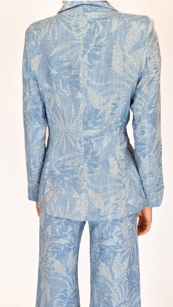 Crafted from light Italian denim, this Shaft Jeans blazer features a unique palm tree woven print that will turn heads. Perfect for any occasion, embrace the tropical vibes and stand out from the crowd. Elevate your wardrobe today!