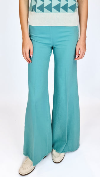 Rock your style with these Shaft jeans! These high-waisted trousers are crafted from amazing Japanese denim and feature a fun teal colour. With their super flared design and no pockets, these jeans are both trendy and comfortable. Elevate your wardrobe and make a statement with these must-have jeans!