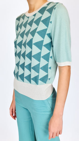 Crafted using a blend of silk and cashmere, this beautiful geometric top in stunning shades of teal not only adds a stylish touch to any outfit but also offers a soft and comfortable fit. Indulge in the ultimate luxury and style with this short-sleeved sweater.