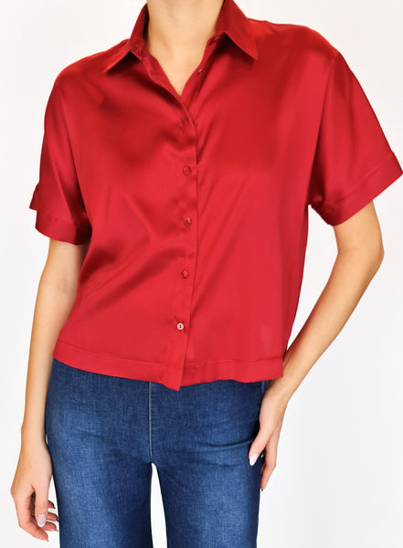 Made with luxuriously soft silk, this red shirt is sure to make you stand out. Perfect for any occasion, it's a must-have for those who value both style and comfort. Add a touch of sophistication and boldness to your look with this exquisite piece.