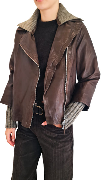 A person wearing a brown leather moto jacket with a ribbed knit collar and matching ribbed knit cuffs
The Jackie Leathers brown Gemini jacket
The Jackie Leathers Gemini brown leather jacket
Women's brown leather jacket with detachable knit details

Dark brown leather jacket removable ribbed collar
Italian asymmetrical zip leather jacket women
Modern brown leather jacket with knit cuff extensions
Designer dark espresso leather jacket with knit trim
The Jackie Leathers Gemini leather jacket brown
