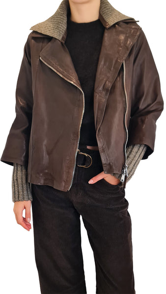 Shop The Jackie Leathers Brown Gemini Leather Jacket. Premium Italian brown leather biker jacket featuring detachable ribbed knit collar and cuffs. Order now!
The Jackie Leathers Gemini brown leather jacket
Women's brown leather jacket with detachable knit details
Dark brown leather jacket removable ribbed collar
Italian asymmetrical zip leather jacket women
Modern brown leather jacket with knit cuff extensions
Designer dark espresso leather jacket with knit trim
The Jackie Leathers Gemini leather jacket 