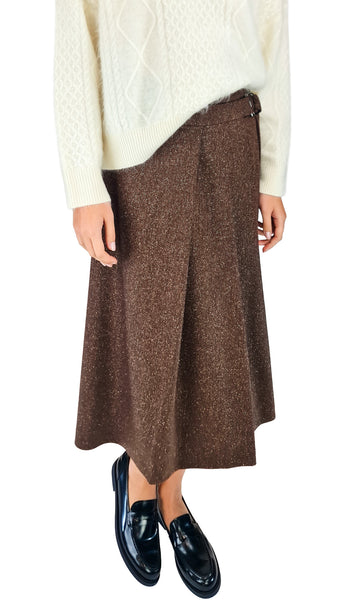 True Royal Delia Marron kilt skirt, luxury brown tweed kilt skirt, designer pleat midi skirt, brown wool blend kilt, heritage style women's skirt
high-waisted buckle detail skirt, luxury pleated midi skirt, contemporary heritage tailoring, marron brown winter skirt, premium women's kilt skirt